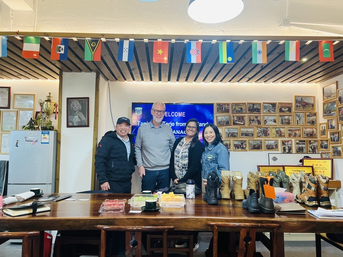 নরওয়ে এবং ডেনমার্কের গ্রাহকরা শিল্পে নতুন সুযোগ অন্বেষণ করতে Guangzhou Hanagal Shoes Co., Ltd পরিদর্শন করেন