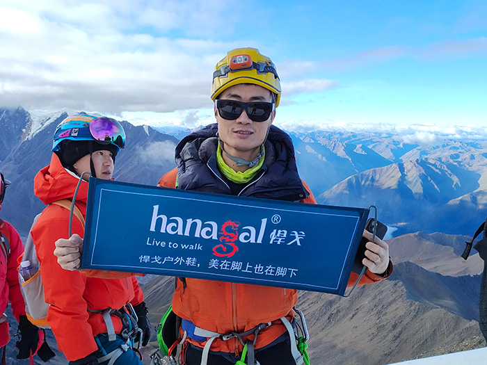 তুষার-ঢাকা চূড়া জয় করা: চরম অ্যাডভেঞ্চারের জন্য নির্ভরযোগ্য হাইকিং জুতা